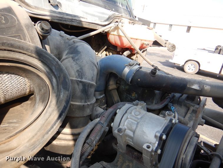 image for item DK8226 2002 Freightliner Columbia  semi truck