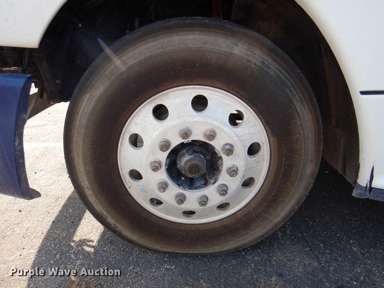 image for item DK8226 2002 Freightliner Columbia  semi truck