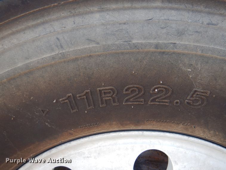 image for item DK8226 2002 Freightliner Columbia  semi truck