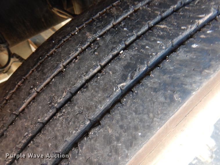 image for item DK8226 2002 Freightliner Columbia  semi truck