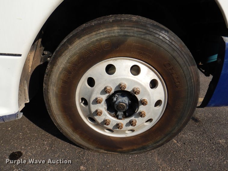 image for item DK8226 2002 Freightliner Columbia  semi truck