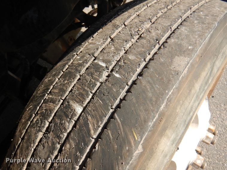 image for item DK8226 2002 Freightliner Columbia  semi truck