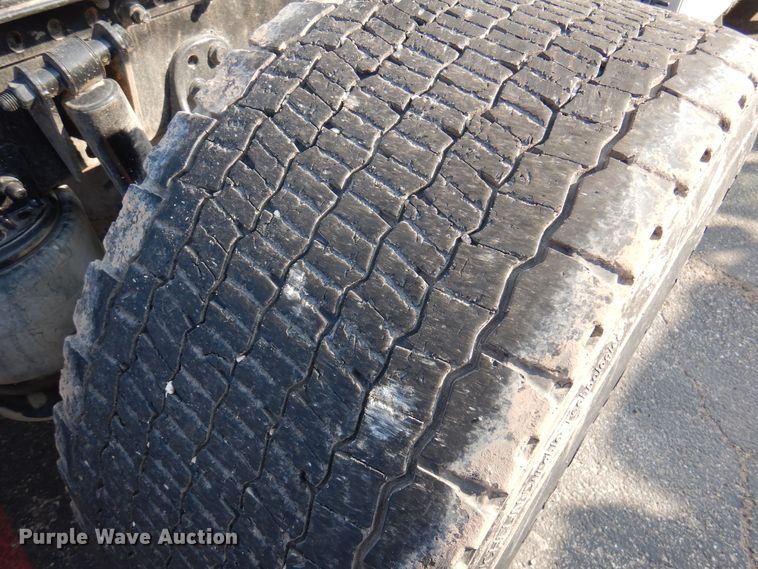 image for item DK8226 2002 Freightliner Columbia  semi truck