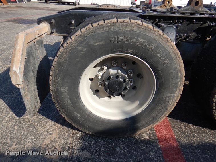 image for item DK8226 2002 Freightliner Columbia  semi truck