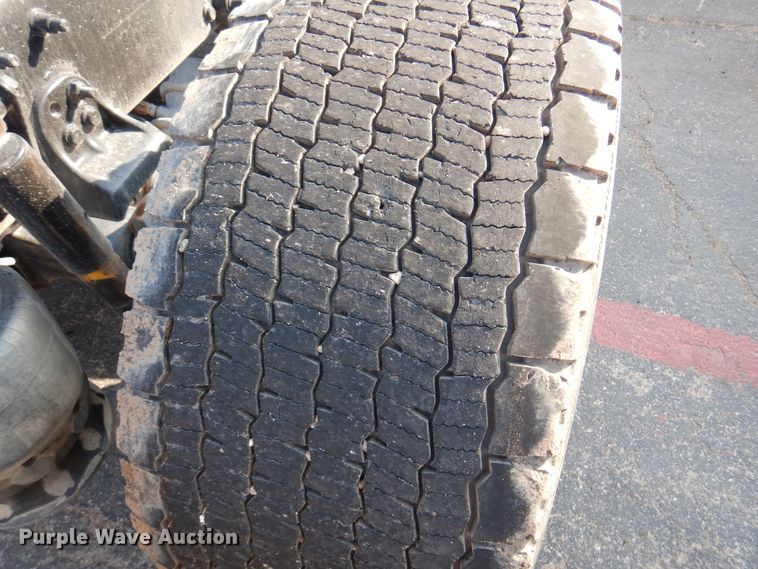 image for item DK8226 2002 Freightliner Columbia  semi truck