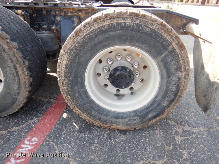 image for item DK8226 2002 Freightliner Columbia  semi truck