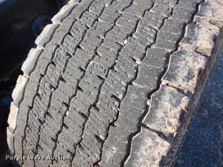 image for item DK8226 2002 Freightliner Columbia  semi truck