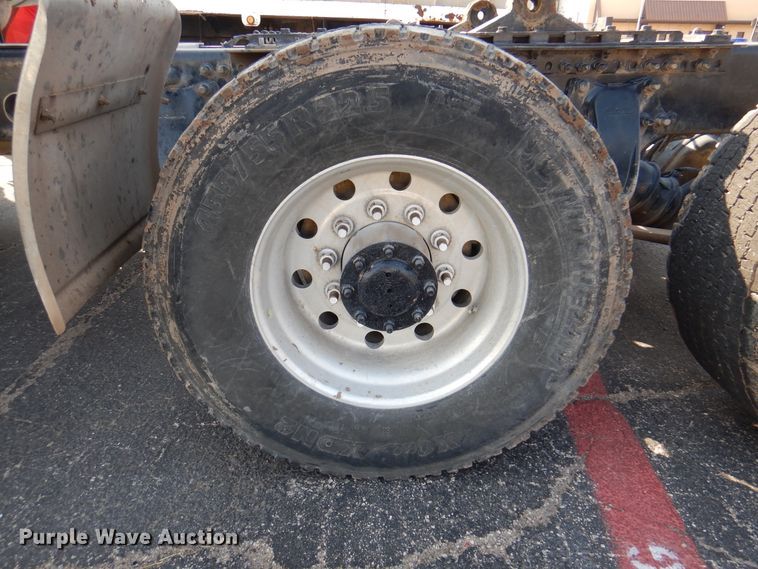 image for item DK8226 2002 Freightliner Columbia  semi truck