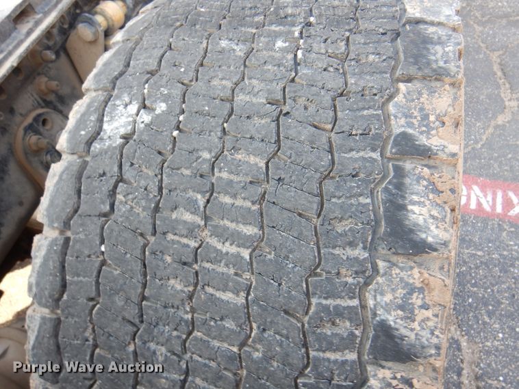 image for item DK8226 2002 Freightliner Columbia  semi truck