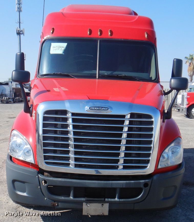 image for item DK8229 2012 Freightliner Cascadia  semi truck