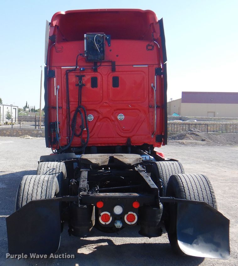 image for item DK8229 2012 Freightliner Cascadia  semi truck