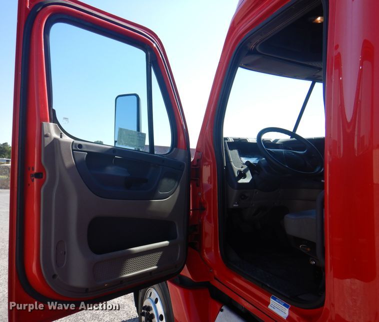 image for item DK8229 2012 Freightliner Cascadia  semi truck