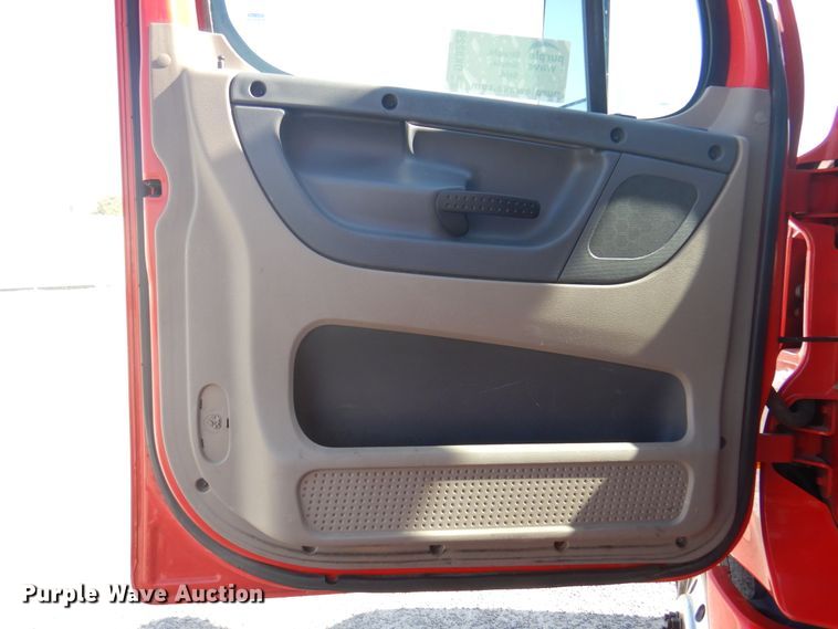 image for item DK8229 2012 Freightliner Cascadia  semi truck