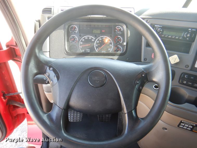 image for item DK8229 2012 Freightliner Cascadia  semi truck