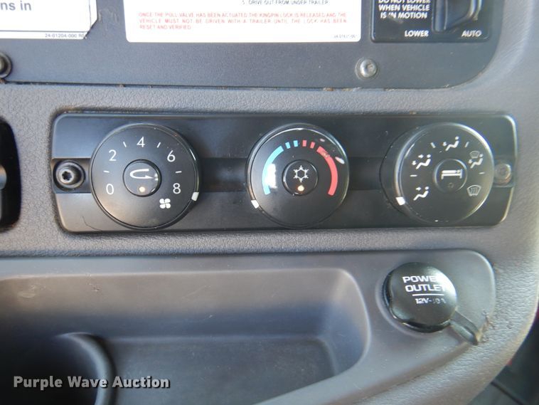 image for item DK8229 2012 Freightliner Cascadia  semi truck