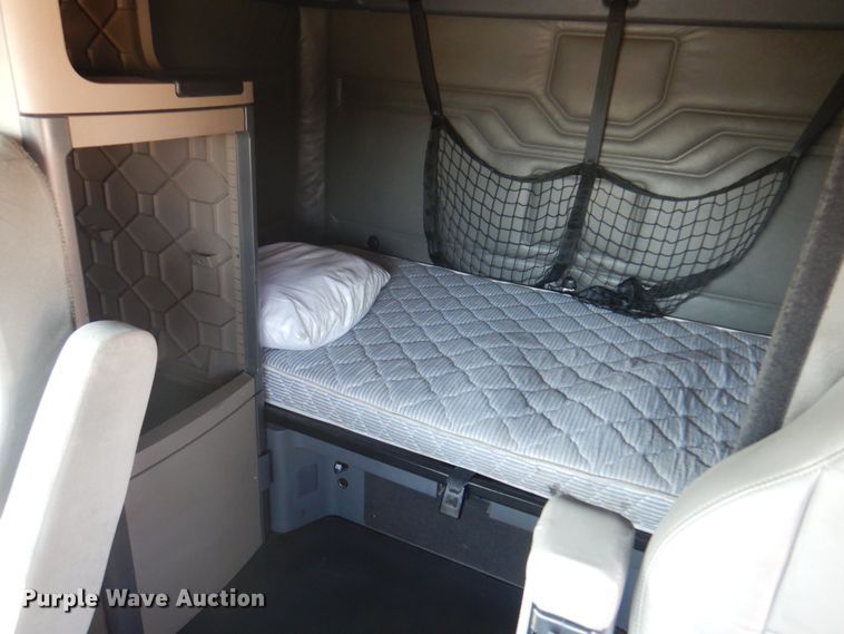 image for item DK8229 2012 Freightliner Cascadia  semi truck