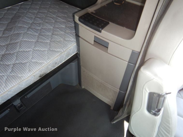 image for item DK8229 2012 Freightliner Cascadia  semi truck