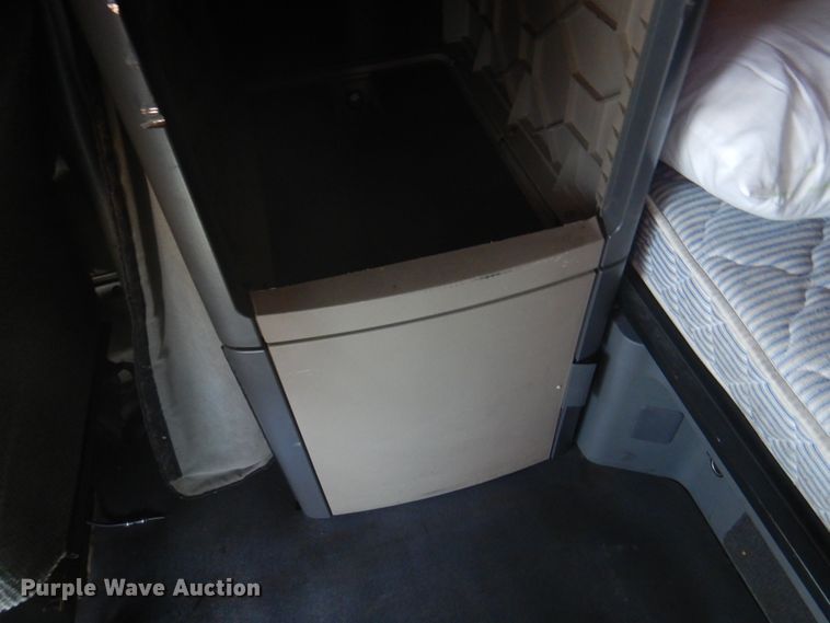 image for item DK8229 2012 Freightliner Cascadia  semi truck