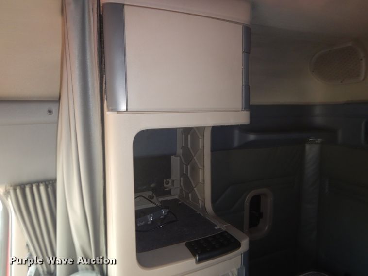 image for item DK8229 2012 Freightliner Cascadia  semi truck