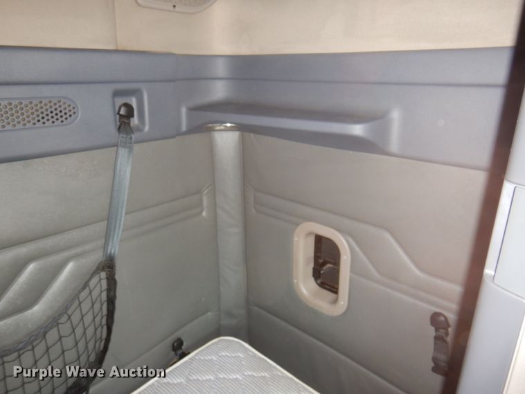 image for item DK8229 2012 Freightliner Cascadia  semi truck