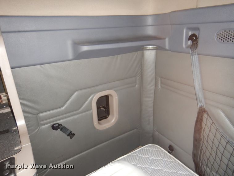 image for item DK8229 2012 Freightliner Cascadia  semi truck