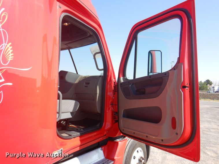 image for item DK8229 2012 Freightliner Cascadia  semi truck