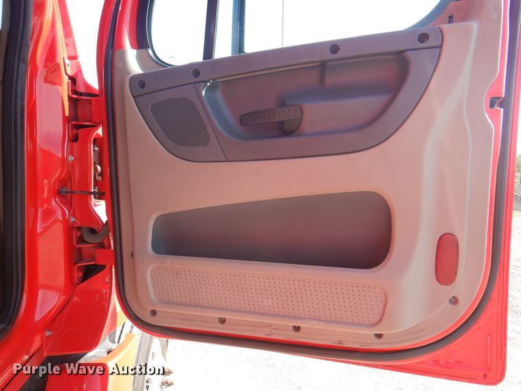 image for item DK8229 2012 Freightliner Cascadia  semi truck