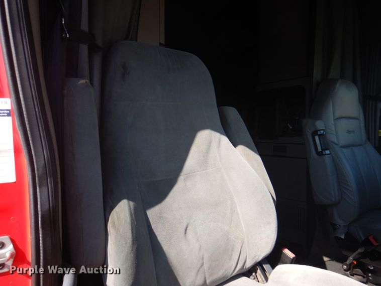 image for item DK8229 2012 Freightliner Cascadia  semi truck