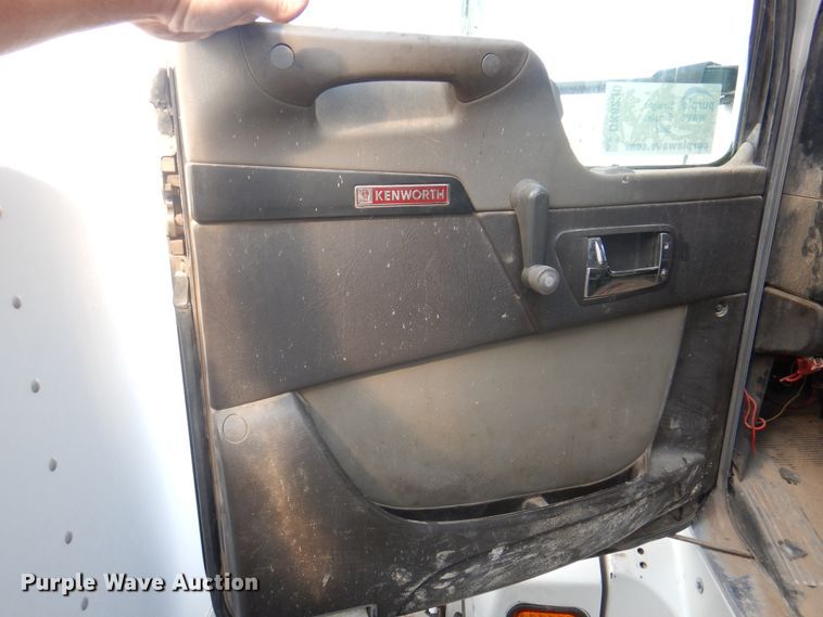 image for item DK8230 2007 Kenworth T600  semi truck