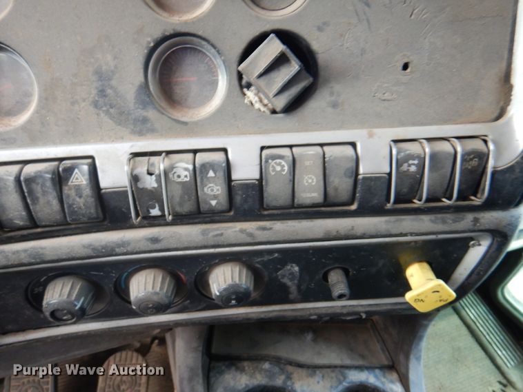 image for item DK8230 2007 Kenworth T600  semi truck