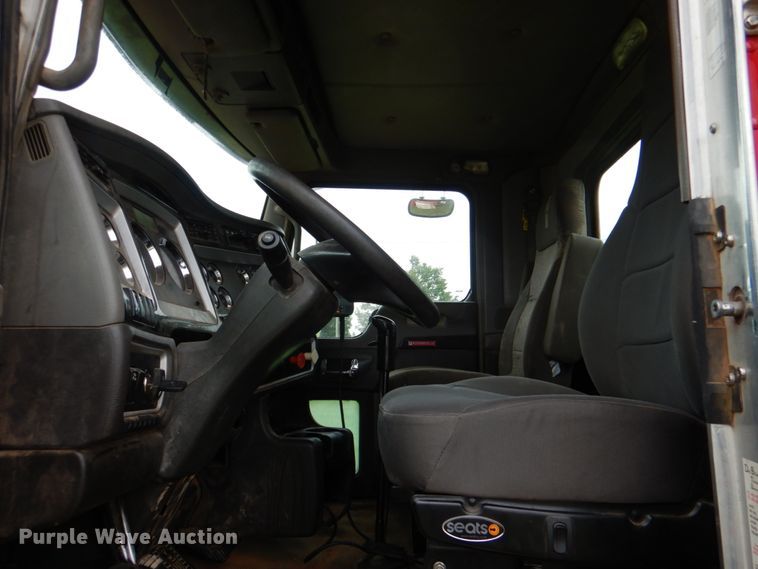 image for item DL0548 2013 Kenworth T800  semi truck