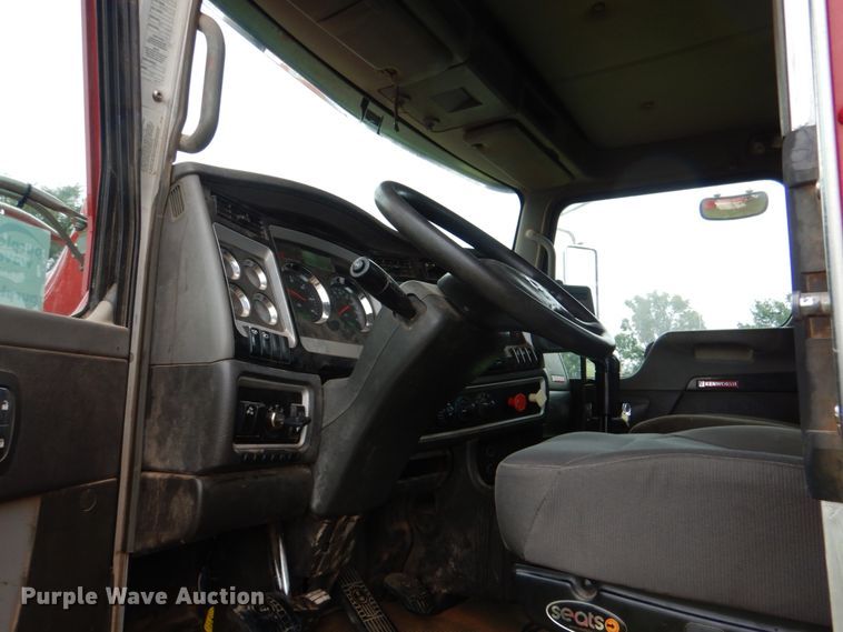 image for item DL0548 2013 Kenworth T800  semi truck