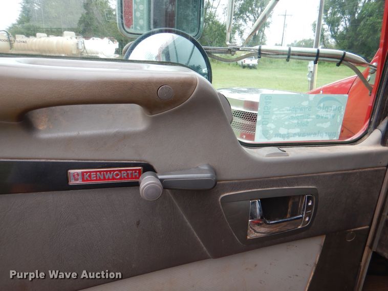 image for item DL0548 2013 Kenworth T800  semi truck