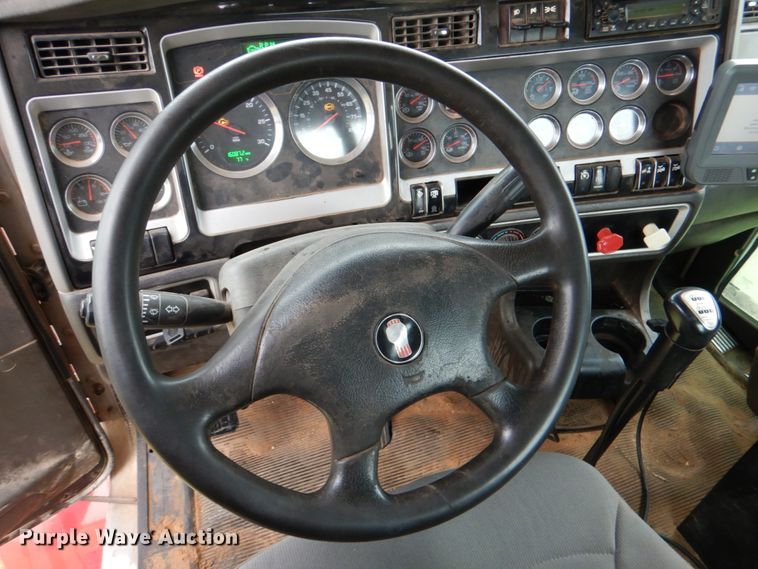 image for item DL0548 2013 Kenworth T800  semi truck