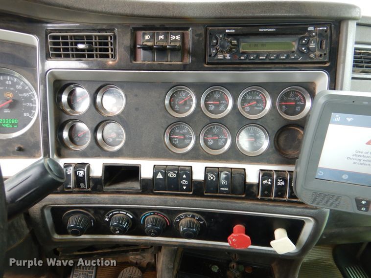 image for item DL0548 2013 Kenworth T800  semi truck