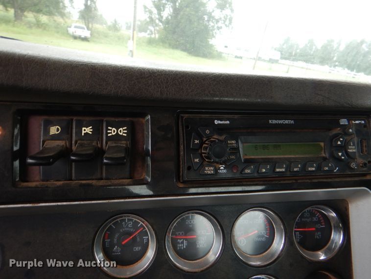 image for item DL0548 2013 Kenworth T800  semi truck