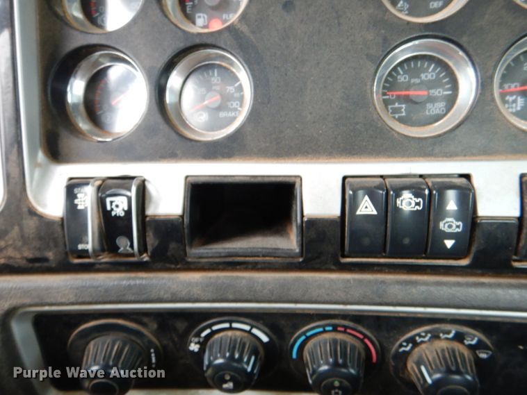 image for item DL0548 2013 Kenworth T800  semi truck