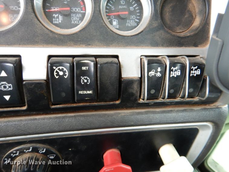 image for item DL0548 2013 Kenworth T800  semi truck