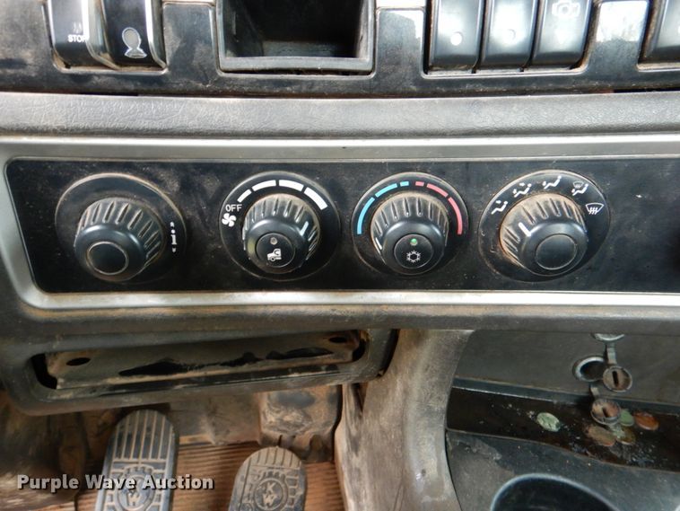 image for item DL0548 2013 Kenworth T800  semi truck