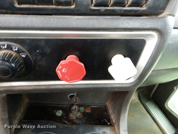 image for item DL0548 2013 Kenworth T800  semi truck