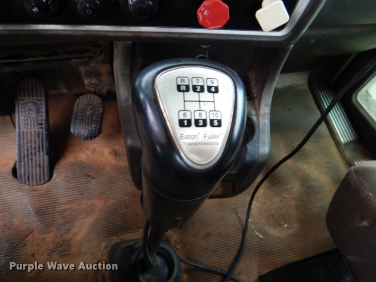 image for item DL0548 2013 Kenworth T800  semi truck