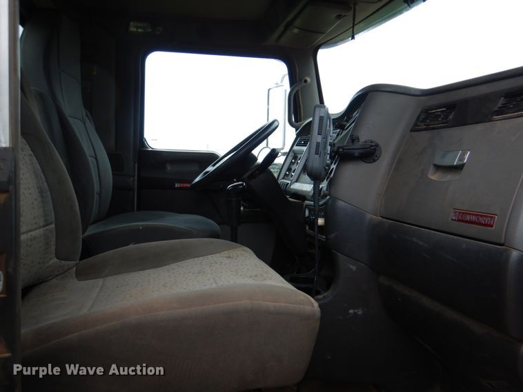 image for item DL0548 2013 Kenworth T800  semi truck