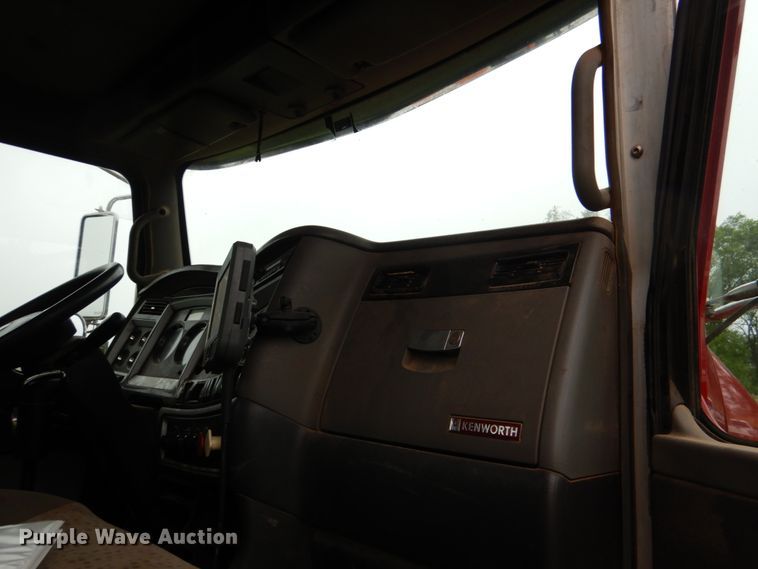 image for item DL0548 2013 Kenworth T800  semi truck