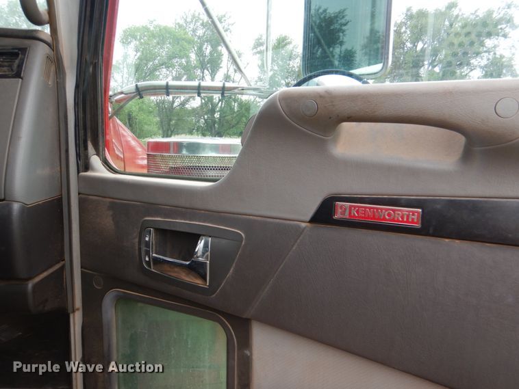 image for item DL0548 2013 Kenworth T800  semi truck