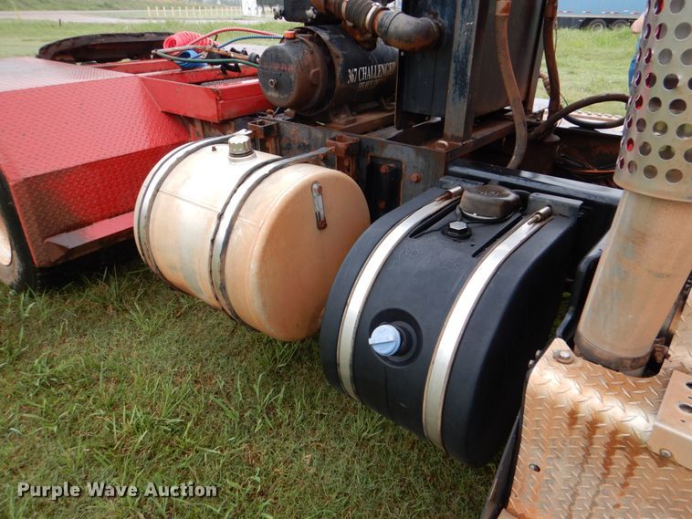 image for item DL0548 2013 Kenworth T800  semi truck