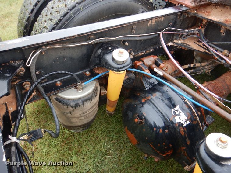 image for item DL0548 2013 Kenworth T800  semi truck