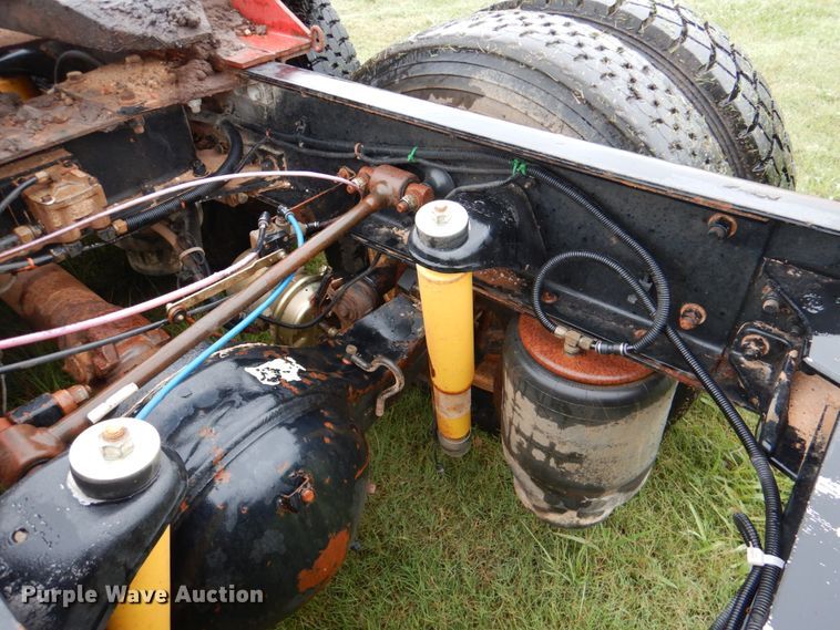 image for item DL0548 2013 Kenworth T800  semi truck