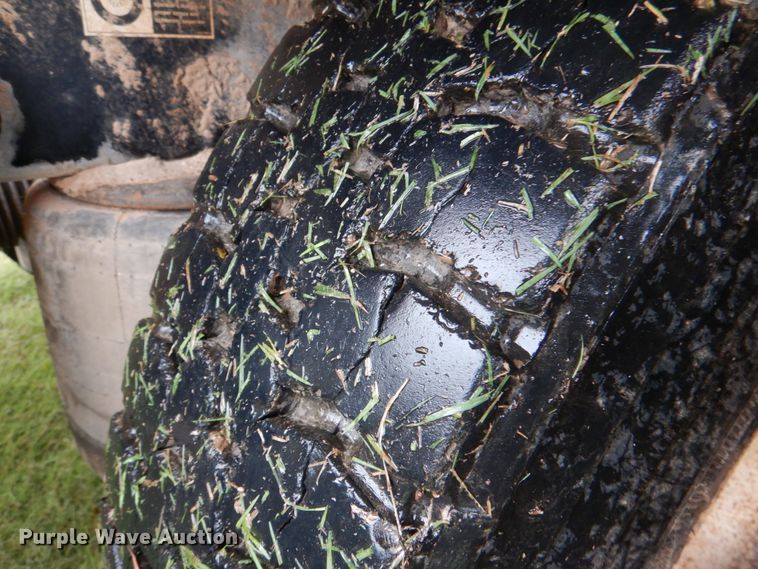 image for item DL0548 2013 Kenworth T800  semi truck