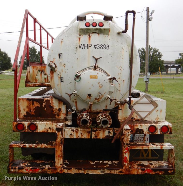 image for item DL0549 2007 Menard  vacuum trailer