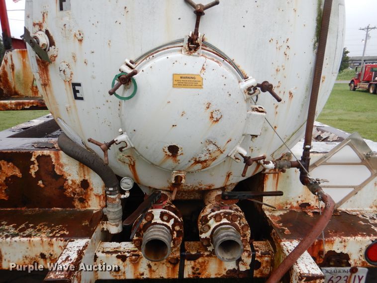 image for item DL0549 2007 Menard  vacuum trailer